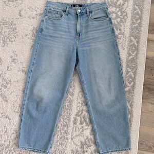 Hollister High Rise Barrel Jean Size 7R/28